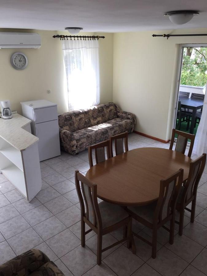 Apartmani Ana Малинска Екстериор снимка