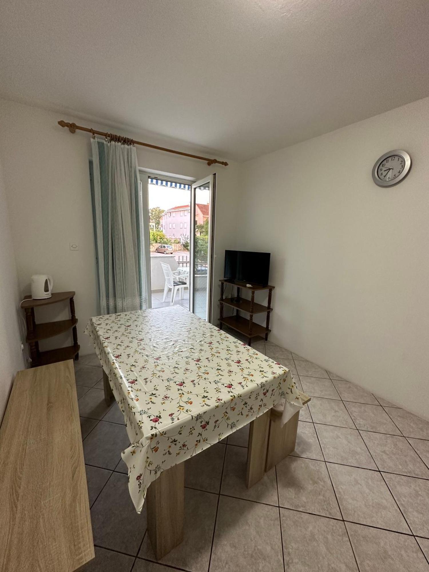 Apartmani Ana Малинска Екстериор снимка
