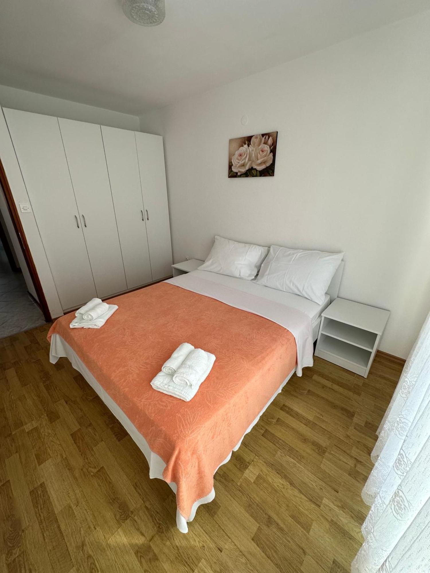 Apartmani Ana Малинска Екстериор снимка
